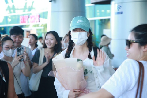 Jeon So Min được fan đón tại sân bay quốc tế Đà Nẵng ngày 1-7 - Ảnh: BTC Jeon So Min được fan đón tại sân bay quốc tế Đà Nẵng ngày 1-7 - Ảnh: BTC