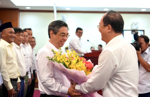 Phó bí thư Thành ủy Nguyễn Phước Lộc đồng thời giữ chức chủ tịch Ủy ban MTTQ Việt Nam TP.HCM- Ảnh 2. Phó bí thư thường trực Thành ủy TP.HCM Nguyễn Hồ Hải tặng hoa chúc mừng Phó bí thư Thành ủy Nguyễn Phước Lộc đồng thời giữ chức chủ tịch Ủy ban MTTQ Việt Nam TP.HCM - Ảnh: HỮU HẠNH