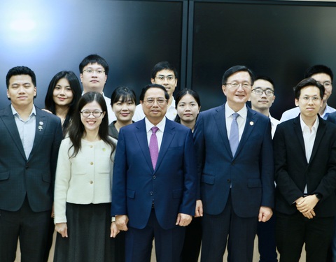 Thủ tướng thăm ĐH Quốc gia Seoul, mong có những công trình mang tính biểu tượng Hàn - Việt- Ảnh 4. Thủ tướng Phạm Minh Chính và lãnh đạo Đại học Quốc gia Seoul chụp ảnh cùng các đại biểu là sinh viên, nghiên cứu viên Việt Nam tại đây - Ảnh: DUY LINH