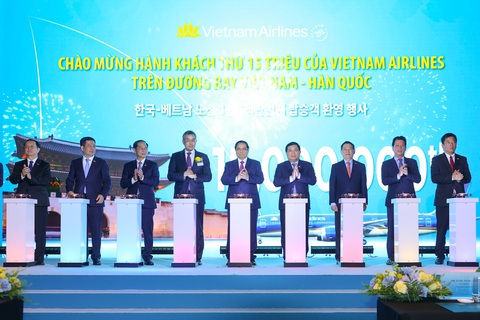 Vietnam Airlines đã tổ chức lễ kỷ niệm 30 năm đường bay Việt Nam - Hàn Quốc và chào mừng hành khách thứ và hành khách thứ 15 triệu của Vietnam Airlines trên đường bay này - Ảnh: VNA Vietnam Airlines đã tổ chức lễ kỷ niệm 30 năm đường bay Việt Nam - Hàn Quốc và chào mừng hành khách thứ 15 triệu của Vietnam Airlines trên đường bay này - Ảnh: VNA