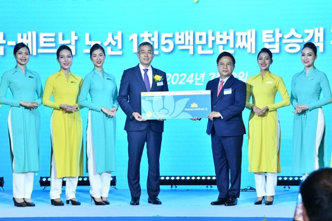 Vietnam Airlines tặng quà khách hàng thứ 15 triệu trên đường bay giữa Việt Nam - Hàn Quốc Vietnam Airlines tặng quà khách hàng thứ 15 triệu trên đường bay giữa Việt Nam - Hàn Quốc