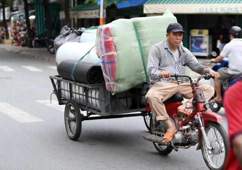 Xe tự chế vẫn Dù bị cấm nhưng xe tự chế vẫn chạy ngoài đường gây nguy cơ tai nạn giao thông - Ảnh: MINH HÒA
