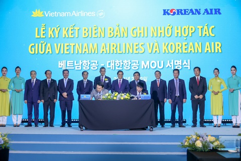 Cũng tại sự kiện, Vietnam Airlines ký kết Biên bản ghi nhớ với Korean Air về việc tăng cường hợp tác trong lĩnh vực bảo dưỡng, sửa chữa máy bay - Ảnh: VNA Cũng tại sự kiện, Vietnam Airlines ký kết biên bản ghi nhớ với Korean Air về việc tăng cường hợp tác trong lĩnh vực bảo dưỡng, sửa chữa máy bay - Ảnh: VNA