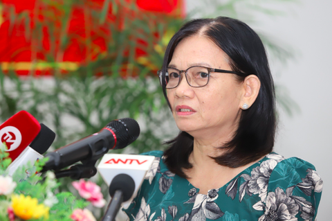 Chủ tịch Phan Văn Mãi: 'Tăng lương phải đúng người đúng việc'- Ảnh 2. Cử tri Thiều Thị Điệp nêu ý kiến tại hội nghị - Ảnh: T.T