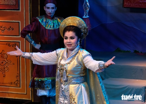 Tú Sương với nhân vật Bùi Thị Xuân trong vở cải lương sử Việt Xuân về trên đất Thăng Long - Ảnh: LINH ĐOAN Tú Sương với nhân vật Bùi Thị Xuân trong vở cải lương sử Việt Xuân về trên đất Thăng Long - Ảnh: LINH ĐOAN