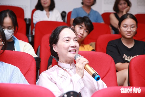 NSND Lê Khanh chia sẻ kỷ niệm khi đóng phim Mùa hè chiều thẳng đứng - Ảnh: ANH VŨ Nghệ sĩ Lê Khanh chia sẻ kỷ niệm khi đóng phim Mùa hè chiều thẳng đứng - Ảnh: ANH VŨ