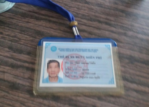 Người già đi xe buýt miễn phí tố bị phân biệt đối xử, trung tâm quản lý giao thông nói gì?- Ảnh 1. Thẻ đi xe buýt miễn phí của bạn đọc - Ảnh: Bạn đọc cung cấp