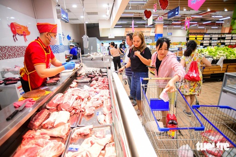 Báo cáo của UOB: Tăng trưởng kinh tế Việt Nam vượt dự báo- Ảnh 1. Chi phí thực phẩm tăng là mối bận tâm của nhiều gia đình - Ảnh: QUANG ĐỊNH