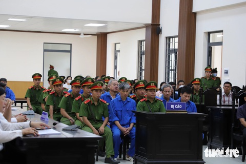 Hoãn xử vụ tham ô ở huyện Chợ Mới do ‘luật sư xin vắng mặt hết phiên tòa’- Ảnh 1. Các bị cáo trong vụ án tham ô tài sản ở huyện Chợ Mới, An Giang - Ảnh: CHÍ HẠNH