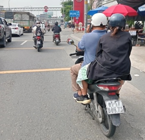 Vừa chạy xe vừa lướt điện thoại xem mạng xã hội, chơi game- Ảnh 1. Người đàn ông vừa nghe điện thoại vừa chạy quãng đường khoảng 3km - Ảnh: ĐỊNH DƯƠNG