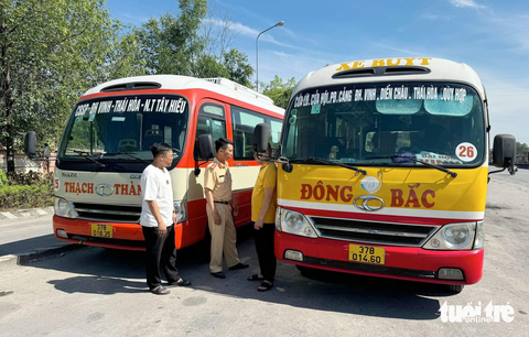 Tạm đình chỉ tài xế xe buýt rượt đuổi nhau trên quốc lộ 1- Ảnh 1. Lực lượng cảnh sát giao thông triệu tập hai tài xế xe buýt tới đơn vị để làm rõ, xử lý - Ảnh: TÂM PHẠM