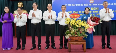 Lãnh đạo Thành ủy đồng thời là chủ tịch Ủy ban MTTQ: Mô hình tiền lệ và tốt cho TP.HCM- Ảnh 5. Phó bí thư thường trực Thành ủy TP.HCM Nguyễn Hồ Hải cùng tập thể lãnh đạo Ủy ban MTTQ Việt Nam TP tặng hoa tri ân bà Trần Kim Yến - Ảnh: HỮU HẠNH