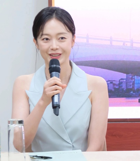 Diễn viên Jeon So Min trả lời Diễn viên Jeon So Min trả lời Tuổi Trẻ Online - Ảnh: ĐẬU DUNG
