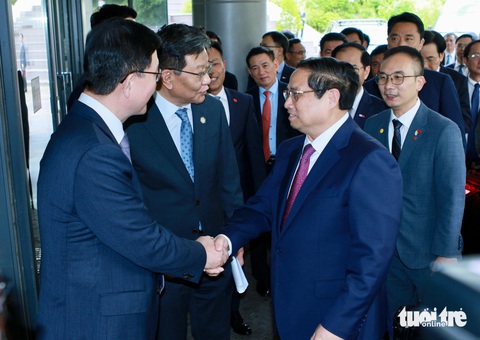 Thủ tướng thăm ĐH Quốc gia Seoul, mong có những công trình mang tính biểu tượng Hàn - Việt- Ảnh 1. Lãnh đạo Đại học Quốc gia Seoul đón Thủ tướng Phạm Minh Chính - Ảnh: DUY LINH