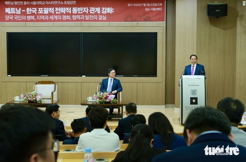 Thủ tướng thăm ĐH Quốc gia Seoul, mong có những công trình mang tính biểu tượng Hàn - Việt- Ảnh 2. Thủ tướng Phạm Minh Chính phát biểu tại Viện nghiên cứu châu Á thuộc Đại học Quốc gia Seoul - Ảnh: DUY LINH
