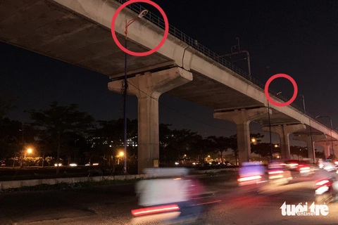 Đèn chiếu sáng song hành xa lộ Hà Nội không hoạt động, người dân vừa đi đường vừa run- Ảnh 1. Đoạn đường song hành xa lộ Hà Nội (hướng từ ngã ba 621 về trung tâm TP) dài 600m có khoảng 15 cột đèn không hoạt động - Ảnh: TIẾN QUỐC