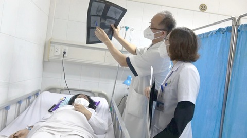 Tay ngang sửa sắc đẹp gây tai biến: Giải pháp nào làm đẹp an toàn?- Ảnh 1. Nữ bệnh nhân bị biến chứng suýt mù mắt do tiêm filler được chữa trị tại Bệnh viện Hữu nghị Việt Đức - Ảnh: DƯƠNG LIỄU