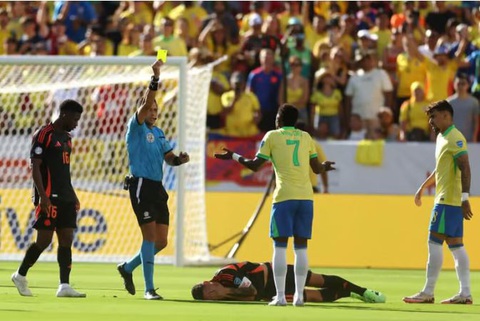 Vinicius bị treo giò khi Brazil gặp Uruguay ở tứ kết Copa America- Ảnh 1. Vinicius nhận thẻ vàng ở trận đấu với Colombia và sẽ bị treo giò ở tứ kết gặp Uruguay ngày 6-7 - Ảnh: Getty