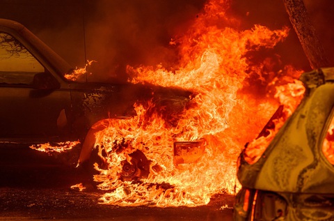 Cháy rừng kinh hoàng buộc 13.000 người sơ tán ở bang California- Ảnh 4. Xe bốc cháy bên ngoài một ngôi nhà do cháy rừng ở Oroville, bang California ngày 2-7 - Ảnh: AFP