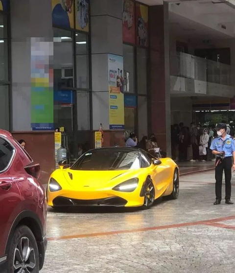 Xôn xao tân sinh viên Nông Lâm hỏi 'trường có chỗ đậu xe Aston Martin không?'- Ảnh 2. Một chiếc McLaren từng được