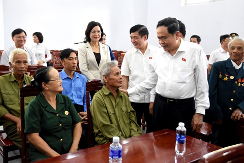 Chủ tịch Quốc hội: Đảm bảo tiến độ, chất lượng dự án cao tốc Gia Nghĩa - Chơn Thành- Ảnh 2. Chủ tịch Quốc hội Trần Thanh Mẫn thăm hỏi, động viên đại diện các gia đình chính sách, có công với cách mạng tại Bình Phước - Ảnh: A LỘC