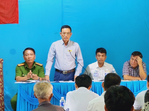 Ông Lê Văn Long - chủ tịch UBND huyện Krông Bông, Đắk Lắk (người đứng) đối thoại với người dân, giáo viên tập trung, phản đối doanh nghiệp cần tránh việc bị kích động gây mất an ninh trật tự, vi phạm pháp luật vào chiều 3-7 - Ảnh: V.ĐẠT Chiều 3-7, ông Lê Văn Long - chủ tịch UBND huyện Krông Bông, Đắk Lắk (người đứng) - đối thoại với người dân, giáo viên, đề nghị tránh việc bị kích động gây mất an ninh trật tự, vi phạm pháp luật - Ảnh: V.ĐẠT