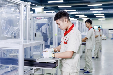 Đón sóng đầu tư từ các chaebol công nghệ- Ảnh 5. Các kỹ sư đang lắp ráp dây chuyền sản xuất tự động hóa của Công ty Autotech để tham gia chuỗi cung ứng toàn cầu - Ảnh: N.KHANG