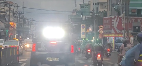 Tài xế lái ô tô 'độ' đèn gây chói mắt ở quận 4 nói 'bật nhầm'- Ảnh 1. Xe bán tải bật đèn pha sáng choang, người đi đường bức xúc quay clip đăng lên mạng - Ảnh: Chụp màn hình