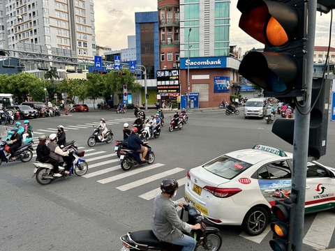 Tiếp tục tranh luận để tất cả đèn đếm ngược hay chỉ bỏ đếm ngược đèn đỏ- Ảnh 1. Bạn đọc tiếp tục tranh luận có nên bỏ đèn đếm ngược giao thông hay chỉ bỏ ở pha đèn đỏ - Ảnh: T.T.D
