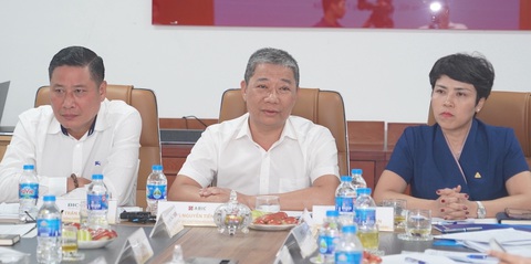 Quy định cấm gắn bán sản phẩm bảo hiểm với dịch vụ ngân hàng đang gây lúng túng?- Ảnh 3. Các đại biểu tham gia tọa đàm - Ảnh: H.THU