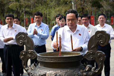 Chủ tịch Quốc hội: Đảm bảo tiến độ, chất lượng dự án cao tốc Gia Nghĩa - Chơn Thành- Ảnh 3. Chủ tịch Quốc hội cùng đoàn công tác thắp nhang ở đài tưởng niệm anh hùng liệt sĩ tại Khu di tích quốc gia đặc biệt Tà Thiết (huyện Lộc Ninh, Bình Phước) - Ảnh: A LỘC
