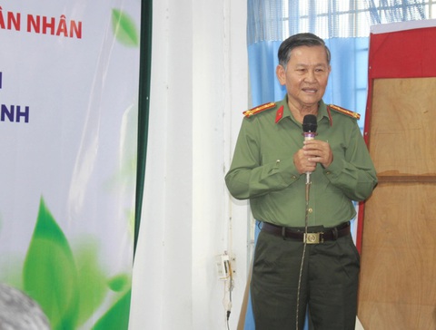 Hội Cựu Công an nhân dân TP.HCM hỗ trợ mổ mắt miễn phí cho bệnh nhân khó khăn- Ảnh 1. Đại tá Phan Văn Dũng, phó chủ tịch Hội Cựu Công an nhân dân TP.HCM, chia sẻ về chương trình từ thiện đầu tiên của hội - Ảnh: NGỌC NHI