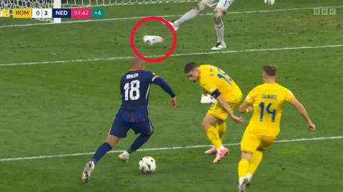 Tiền đạo Hà Lan ghi bàn nhờ 'vật thể lạ' tại Euro 2024- Ảnh 2. Tình huống ghi bàn của Donyell Malen có sự xuất hiện của hai chiếc giày lạ - Ảnh: CHỤP MÀN HÌNH