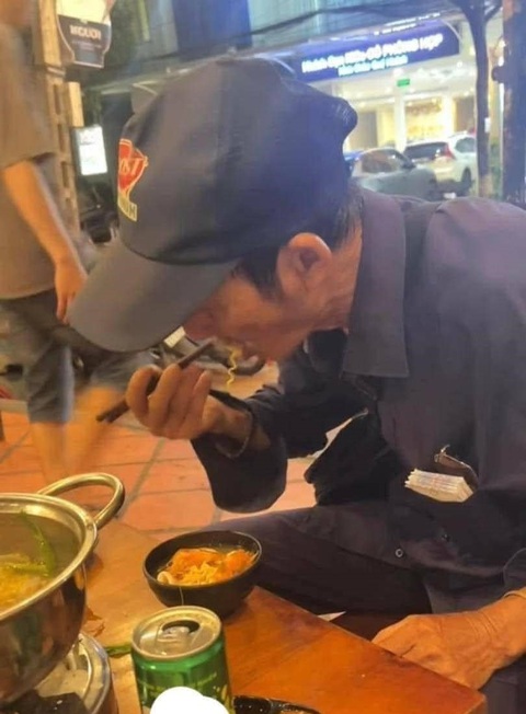 Hai mẹ con mời ông cụ bán vé số cùng ăn lẩu, dân mạng rưng rưng- Ảnh 1. Ông cụ bán vé số có một bữa ăn no khiến dân mạng rưng rưng xúc động - Ảnh chụp từ clip