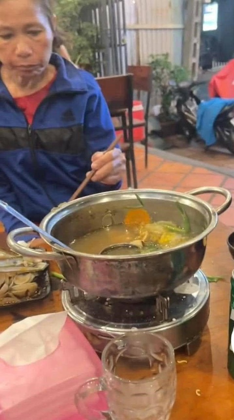 Hai mẹ con mời ông cụ bán vé số cùng ăn lẩu, dân mạng rưng rưng- Ảnh 2. Mẹ của Nguyệt cũng ngồi ăn cùng ông cụ - Ảnh chụp từ clip