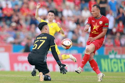 Trọng tài ngoại cầm còi trận play-off giành quyền dự V-League 2024-2025- Ảnh 1. CLB Hồng Lĩnh Hà Tĩnh (áo đỏ) ở V-League 2023-2024 - Ảnh: VPF