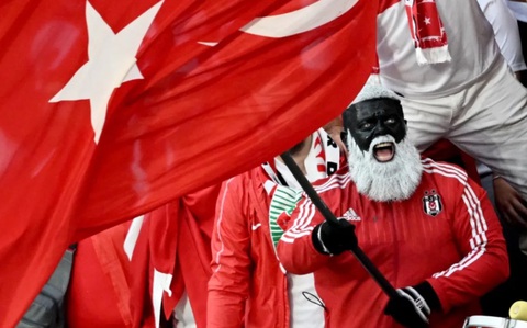 Rực rỡ sắc màu từ các cổ động viên ở Euro 2024- Ảnh 2. Người hâm mộ Thổ Nhĩ Kỳ góp phần tạo nên bầu không khí sôi động tại sân vận động Leipzig, Đức - Ảnh: AFP
