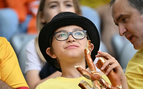 Rực rỡ sắc màu từ các cổ động viên ở Euro 2024- Ảnh 5. Một cổ động viên trẻ của đội tuyển Romania - Ảnh: AFP