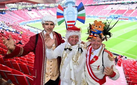 Rực rỡ sắc màu từ các cổ động viên ở Euro 2024- Ảnh 6. Một nhóm cổ động viên của tuyển Áo trong trận đấu giữa Áo và Thổ Nhĩ Kỳ - Ảnh: AFP