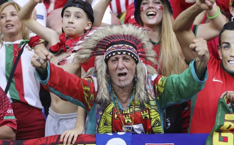 Rực rỡ sắc màu từ các cổ động viên ở Euro 2024- Ảnh 9. Một người hâm mộ của đội tuyển Bồ Đào Nha với bộ trang phục nổi bật - Ảnh: AFP