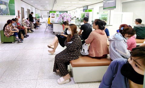 Cập nhật sinh trắc học xong app vẫn không nhận ra khuôn mặt để chuyển khoản- Ảnh 1. Khách hàng chờ đến lượt giao dịch tại ngân hàng trên đường Phan Đăng Lưu, quận Phú Nhuận trong sáng 2-7 - Ảnh: ĐỨC THIỆN