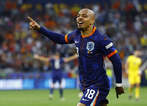 Tiền đạo Hà Lan ghi bàn nhờ 'vật thể lạ' tại Euro 2024- Ảnh 1. Tiền đạo Donyell Malen nâng tỉ số lên 3-0 cho Hà Lan tại Euro 2024 nhờ chiếc giày lạ - Ảnh: REUTERS