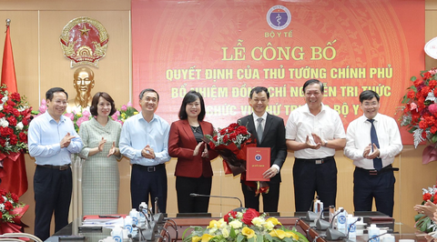 Bộ trưởng Đào Hồng Lan, cchúc mừng tân Thứ trưởng Nguyễn Tri Thức - Ảnh: TRẦN MINH Bộ trưởng Đào Hồng Lan, các thứ trưởng và vụ trưởng Vụ Tổ chức cán bộ Bộ Y tế chúc mừng tân Thứ trưởng Nguyễn Tri Thức - Ảnh: TRẦN MINH