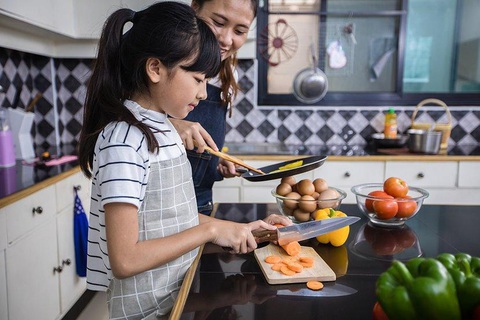 Hành động nhỏ, thay đổi lớn: Chị em lan tỏa thông điệp sức khỏe tích cực- Ảnh 1. Trong công thức nấu ăn của bà, của mẹ luôn có Maggi…