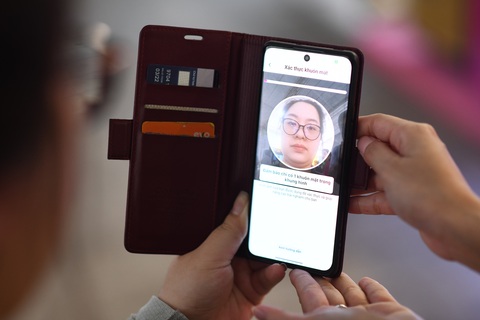 Không có chuyện nhân viên ngân hàng gọi hỗ trợ cài đặt sinh trắc học- Ảnh 1. Từ 1-7 chuyển khoản trên 10 triệu đồng/lần hoặc 20 triệu đồng/ngày buộc phải xác thực sinh trắc học để hạn chế tình trạng lừa đảo - Ảnh minh họa: QUANG ĐỊNH
