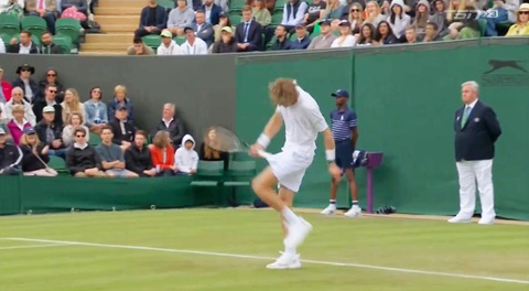 Rublev nện mình 7 cái vì không được đập vợt xuống sân ở Wimbledon- Ảnh 1. Andrey Rublev tự đánh mình 7 cái tại Wimbledon