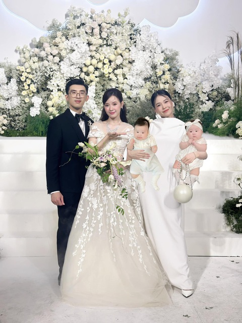 Sam trần tình về biểu cảm 'sượng trân' ở đám cưới Midu- Ảnh 4. Sam hài hước tự ghép ảnh cho cặp song sinh nhà mình cùng dự ăn cưới Midu gây bão mạng