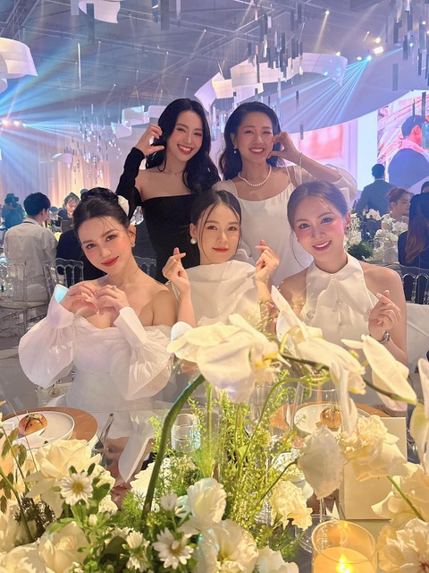 Sam trần tình về biểu cảm 'sượng trân' ở đám cưới Midu- Ảnh 1. Sam trần tình về biểu cảm 'sượng trân' ở đám cưới Midu- Ảnh 1.