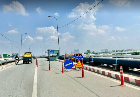 Cơ quan chức năng rào chắn, sửa chữa và nâng tĩnh không cầu Bình Phước 1 - Ảnh: CHÂU TUẤN Cơ quan chức năng rào chắn, sửa chữa và nâng tĩnh không cầu Bình Phước 1 - Ảnh: CHÂU TUẤN