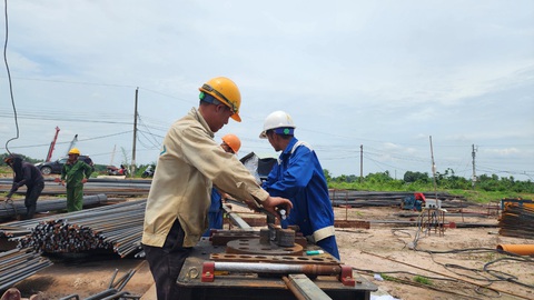 Quy hoạch tỉnh Đồng Nai: Tận dụng sân bay Long Thành để phát triển- Ảnh 3. Công nhân thi công đoạn dự án cao tốc Biên Hòa - Vũng Tàu tại Đồng Nai - Ảnh: H.MI